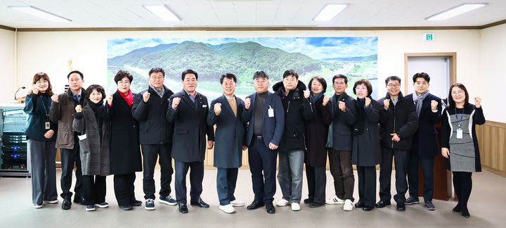 [청양=뉴시스] 조명휘 기자 = 청양군의회 의원들이 26일 경기도 연천군 청산면을 방문해 기본소득 시범사업 추진상황을 점검하기에 앞서 기념사진을 찍고 있다. (사진= 청양군의회 제공) 2026.01.27. photo@newsis.com *재판매 및 DB 금지