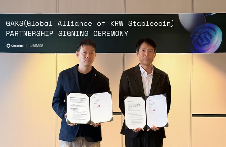 [서울=뉴시스] 션 정(Sean Chung) 체인링크 랩스 APAC 비즈니스 파트너십 총괄(왼쪽), 김석환 위메이드 부사장. (사진=위메이드 제공) *재판매 및 DB 금지