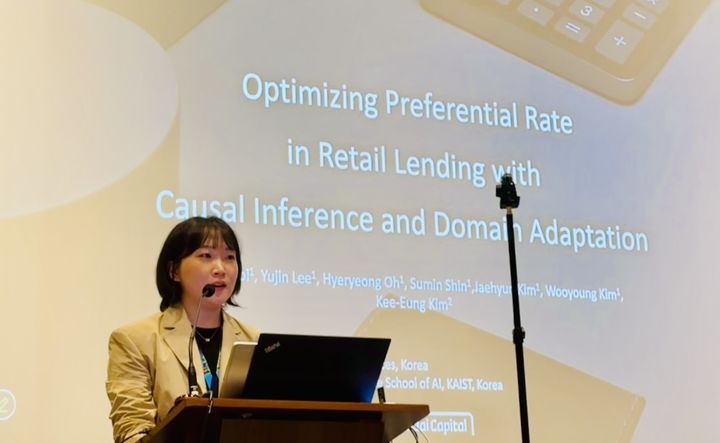 [서울=뉴시스] 현대캐피탈 관계자가 국제인공지능학회에서 '인과 추론 및 도메인 적응을 활용한 우대 금리 최적화' 논문을 발표하고 있다. (사진=현대캐피탈 제공) 2026.01.27. photo@newsis.com *재판매 및 DB 금지