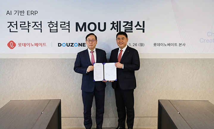 [서울=뉴시스] 이강수 더존비즈온 부회장(왼쪽)과 김경엽 롯데이노베이트 대표이사. (사진=롯데이노베이트 제공) *재판매 및 DB 금지