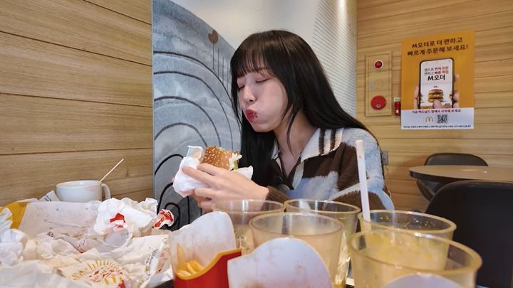 [뉴시스]먹방 유튜버 쯔양이 맥도날드 '행운버거'를 먹고 기부 의사를 밝혔다. (사진 = @tzuyang쯔양 유튜브 캡처) *재판매 및 DB 금지