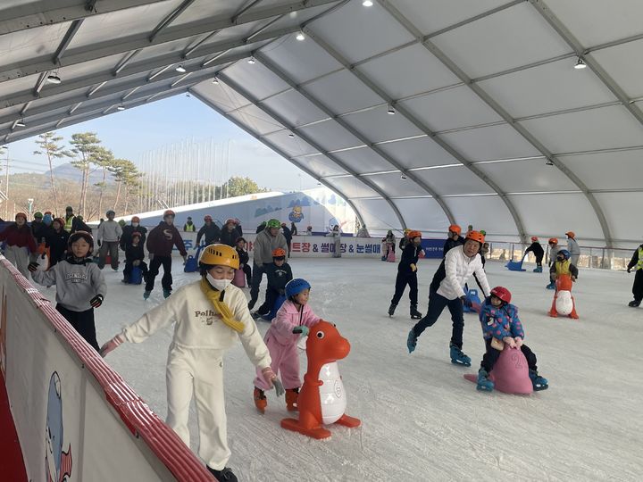 [진주=뉴시스]‘진주시 겨울철 야외스케이트장’ 성황리에 운영.(사진=진주시 제공).2026.01.27.photo@newsis.com *재판매 및 DB 금지