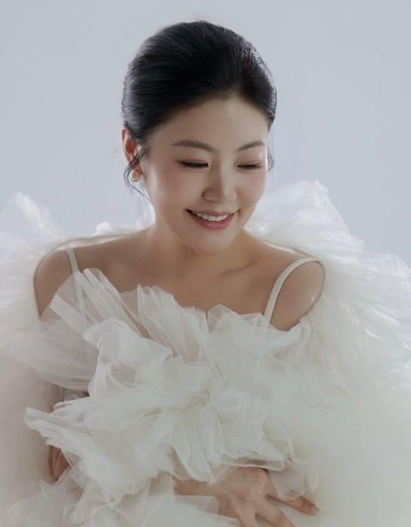 [뉴시스]나는 솔로 14기 옥순이 웨딩 드레스를 입고 찍은 사진을 공개했다. 옥순은 지난 25일 결혼식을 올렸다. (사진 = @ eunjious 인스타그램 캡처) *재판매 및 DB 금지