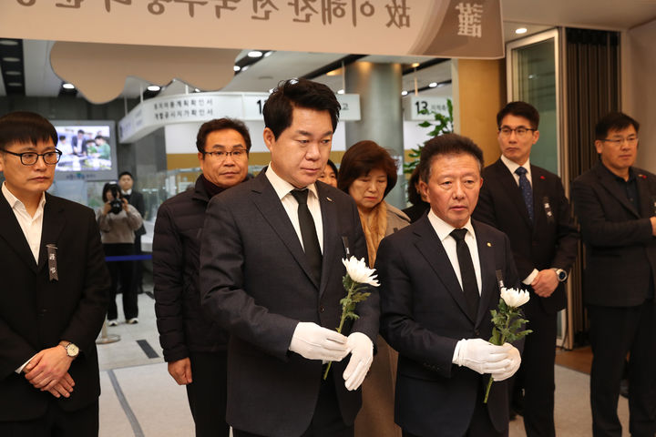 [서울=뉴시스]고 이해찬 전 총리 분향소를 찾아 합동 분향에 참여한 박준희 관악구청장.