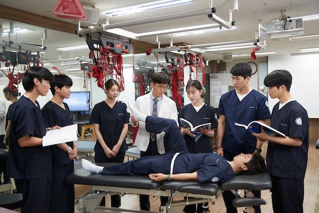 [서울=뉴시스] 삼육대 물리치료학과 구성원들이 실습을 진행하고 있다. (사진=삼육대 제공) 2026.01.27. photo@newsis.com *재판매 및 DB 금지