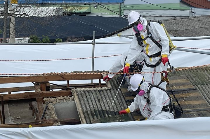 [정읍=뉴시스] 정읍시의 '슬레이트 처리 지원사업'에 의해 낡은 주택의 슬레이트 지붕이 철거되고 있다. *재판매 및 DB 금지