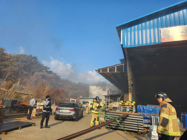장성 조립식 판넬 공장서 불…소방 당국 진화 중