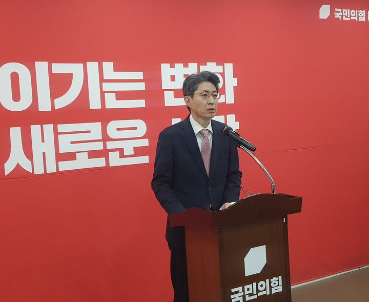 [대구=뉴시스] 정창오 기자 = 정장수 전 대구시 경제부시장이 27일 오전 국민의힘 대구시당 당사에서 기자회견을 열고 오는 6월 실시되는 지방선거에서 중구청장에 출마한다고 공식 선언하고 있다. 2026.01.27. jco@newsis.com *재판매 및 DB 금지