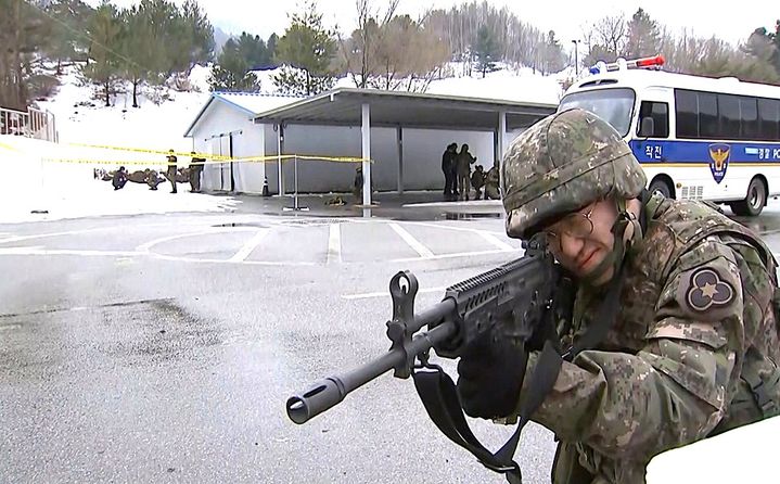 [원주=뉴시스] 육군 36사단 장병들이 민·관·군·경·소방 통합방위 실제훈련을 실시하고 있다. (사진=육군 36보병사단원주시 제공) 2026.01.27. photo@newsis.com *재판매 및 DB 금지