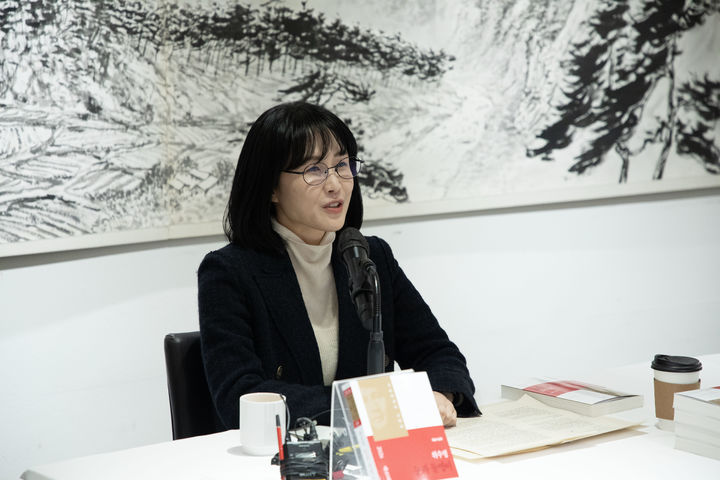 [서울=뉴시스] 27일 서울 중구 한 식당에서 '제49회 이상문학상 대상 발표 기자간담회'가 열렸다. 대상에는 위수정 작가의 소설 '눈과 돌멩이'가 선정됐다. (사진=다산북스 제공) 2026.01.27. photo@newsis.com *재판매 및 DB 금지