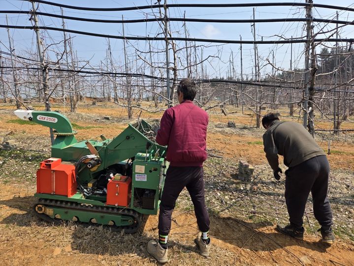 [태안=뉴시스] 충남 태안군 영농부산물파쇄단이 지난 2024년 4월 근흥면 도야리에서 영농부산물을 파쇄기를 이용해 부수고 있다. (사진=태안군 제공) 2026.01,27. photo@newsis.com *재판매 및 DB 금지