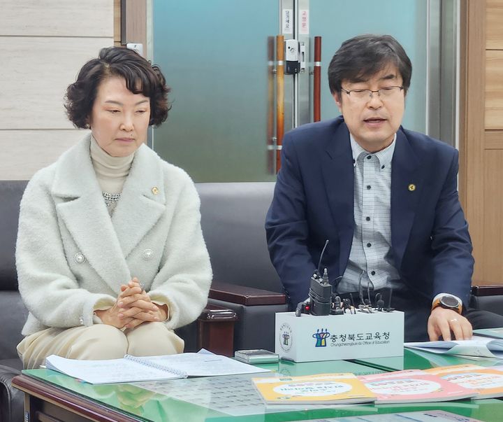 이미숙 충북교육청 중등교육과장(왼쪽)과 홍승표 유초등교육과장이 27일 도교육청 브리핑실에서 '소리뜻 한자교육'을 설명하고 있다.2026.01.27.kipoi@newsis.com *재판매 및 DB 금지