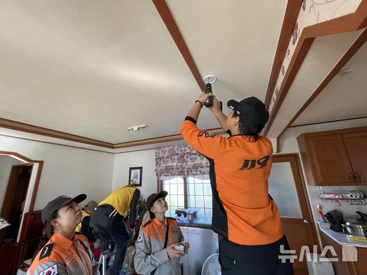 노후 아파트 '화재 감지기' 무상 보급…대피 알리는 전화도