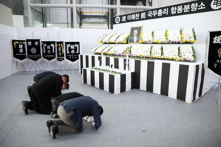 [세종=뉴시스] 송승화 기자 = 세종시 보람동 세종시청 1층에 마련된 고 이해찬 전 국무총리 합동분향소에서 시당 관계자와 시민들이 함께 절을 하고 있다. 2026.01.27. ssong1007@newsis.com. *재판매 및 DB 금지