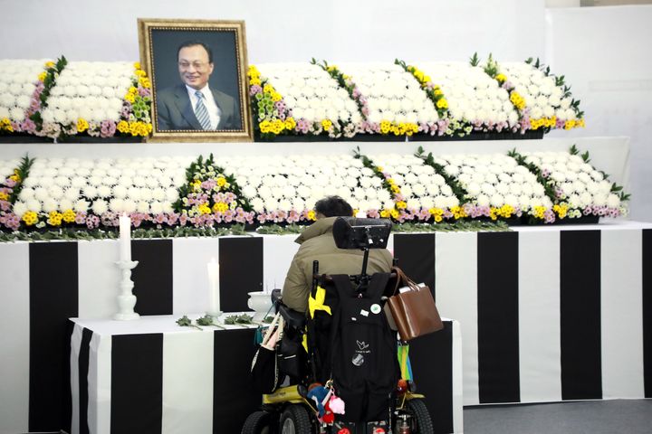 [세종=뉴시스] 송승화 기자 = 세종시 보람동 세종시청 1층에 마련된 고 이해찬 전 국무총리 합동분향소에서 휠체어를 타고 분향소를 찾은 시민이 고인을 추모하고 있다. 2026.01.27. ssong1007@newsis.com. *재판매 및 DB 금지