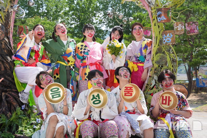 [음성=뉴시스] 2025년 음성품바축제 품바사진촬영대회 모습. (사진=음성군 제공)