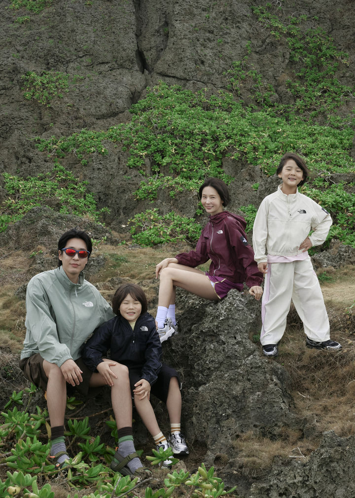 김나영, 마이큐와 재혼 후 웃음꽃…두 아들도 활짝[화보]