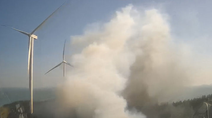 전남 완도서 산불, 헬기 9대 투입 진화중…인명피해 없어