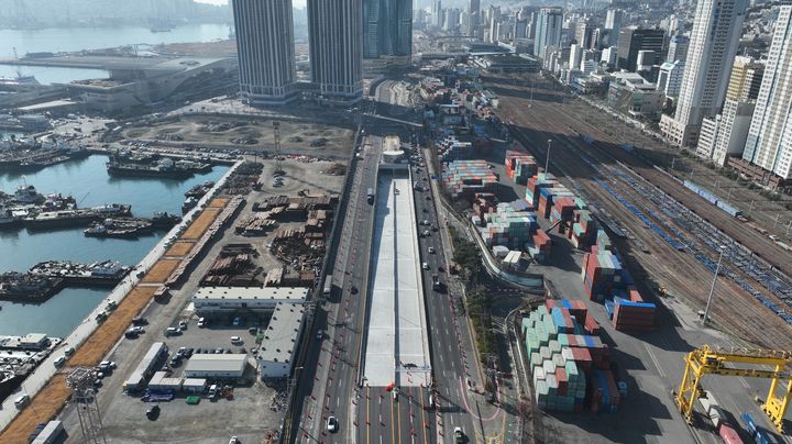 [부산=뉴시스] 부산북항 재개발 배후도로(지하차도) 건설공사를 하늘에서 바라본 모습. 왕복 4차선 지하차도 출입구가 보인다. (사진=부산지방해양수산청 부산항건설사무소 제공) 2026.01.27. photo@newsis.com *재판매 및 DB 금지