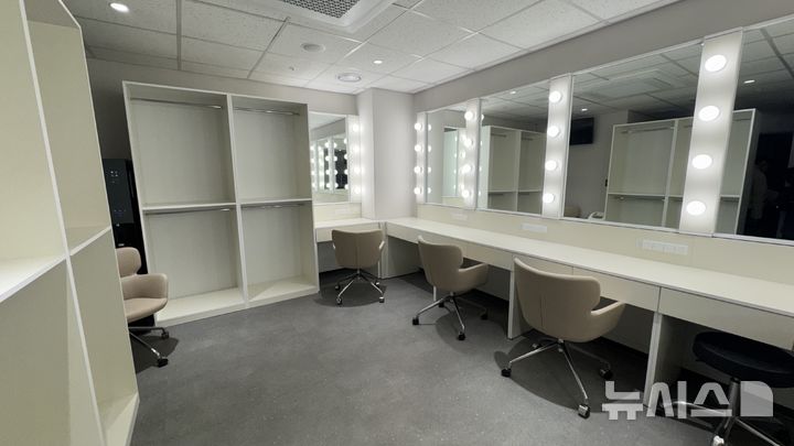 [서울=뉴시스] 윤정민 기자 = 놀유니버스는 오는 30일 서울 종로구 동숭동에 'NOL 씨어터 대학로'를 정식 개관한다. 사진은 중극장 '우리투자증권홀' 백스테이지. 2026.01.27. alpaca@newsis.com