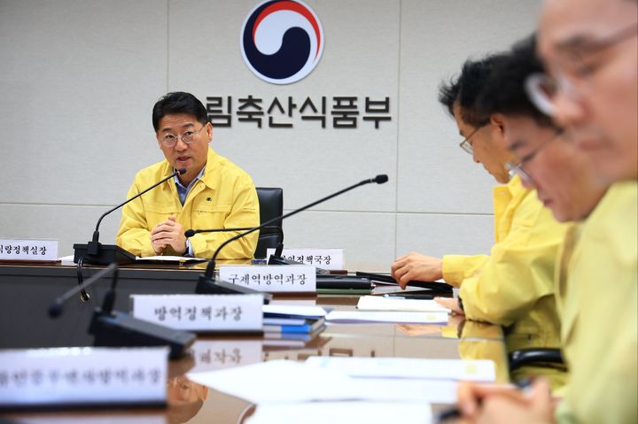 [세종=뉴시스] 박정훈 농식품부 식량정책실장이 27일 아프리카돼지열병 발생 관련 관계부처·지자체 합동 회의를 주재하고 있다. (사진=농림축산식품부 제공) *재판매 및 DB 금지