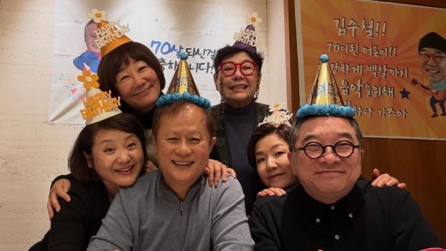 [서울=뉴시스] 배우 송승환과 가수 김수철이 연예계 동료들과 함께 칠순을 맞아 축하 자리를 가졌다. (사진=인스타그램 캡처) 2026.01.26. photo@newsis.com *재판매 및 DB 금지