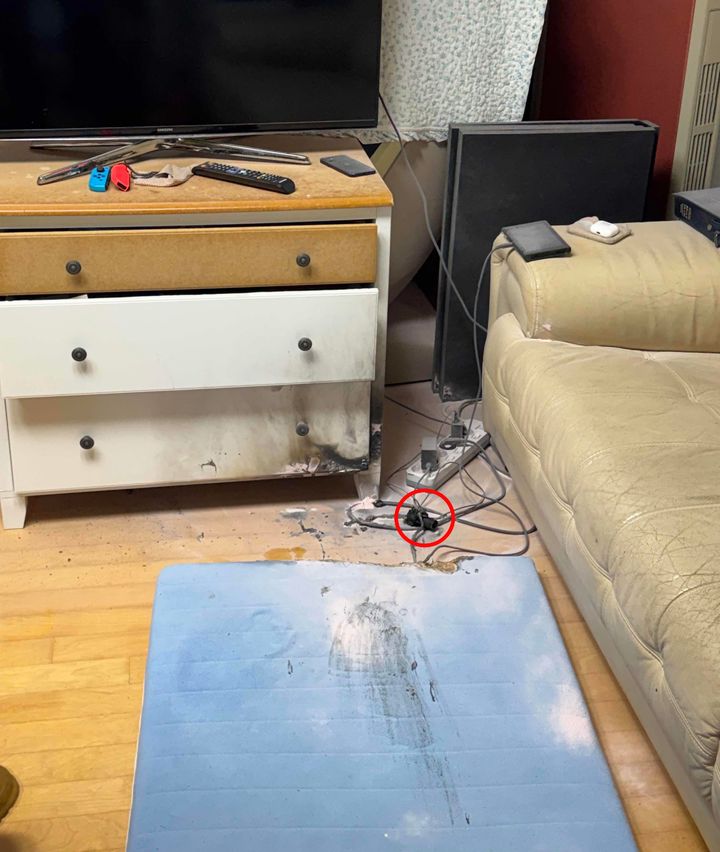 [익산=뉴시스] 27일 오전 5시22분께 전북 익산시 송학동의 한 아파트에서 충전 중이던 휴대용 보조배터리가 폭발해 주변이 그을려있다. (사진=익산소방서 제공) 2026.01.27. photo@newsis.com *재판매 및 DB 금지