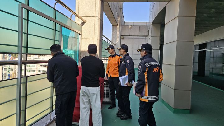 [대구=뉴시스] 대구 달서소방서는 달구벌종합복지관에서 겨울철 대형 화재 예방을 위한 '중점관리대상 관서장 화재예방 간담회'를 실시했다. (사진=대구 달서소방서 제공) 2026.01.27. photo@newsis.com *재판매 및 DB 금지