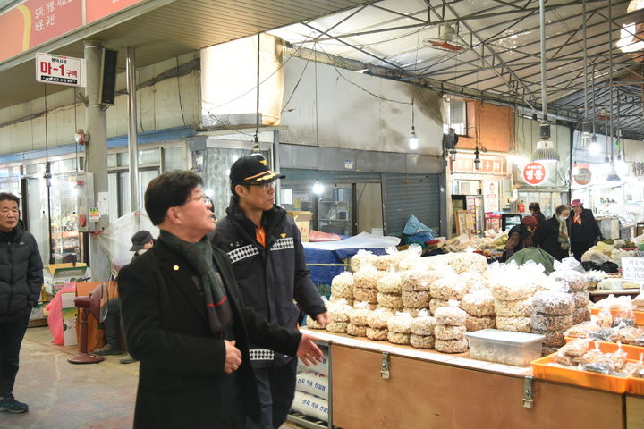 [대구=뉴시스] 대구 중부소방서는 화재로 인한 인명피해 방지를 위해 남구 전통시장인 봉덕신시장에 대한 현장 안전 점검을 실시했다. (사진=대구 중부소방서 제공) 2026.01.27. photo@newsis.com *재판매 및 DB 금지