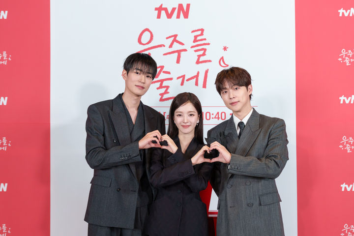 [서울=뉴시스] 27일 tvN 새 수목 드라마 '우주를 줄게' 제작발표회가 온라인으로 진행됐다. 왼쪽부터 배우 박서함, 노정의, 배진혁. (사진=tvN 제공) 2026.01.27.photo@newsis.com *재판매 및 DB 금지