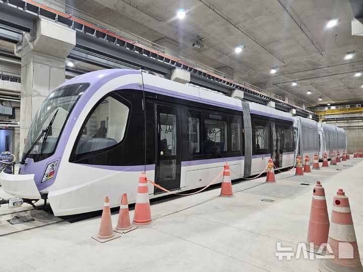 [성남=뉴시스]27일 위례 차량기지에 입고된 위례선(트램) 차량(사진=성남시 제공)2026.01.27.photo@newsis.com