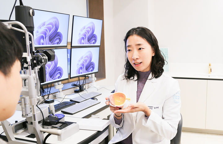 '스마트폰 세대' 눈건강 적신호…"근시성 황반변성 늘어"