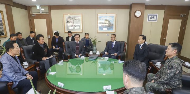 [서울=뉴시스] 이두희 국방부 차관(우측 두번째)이 27일 오후 포천 육군 제5군단에서 포천 지역 상생 간담회를 주관하고 있다. (사진=국방부 제공) 2026.01.27. photo@newsis.com *재판매 및 DB 금지