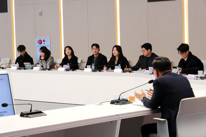 [울산=뉴시스] 김두겸 울산시장이 27일 시청 대회의실에서 열린 2026년 제1회 청년정책조정위원회에 참석해 청년들과 울산의 현재와 미래에 대해 함께 고민하는 시간을 가졌다. (사진= 울산시 제공) 2026.01.27.photo@newsis.com *재판매 및 DB 금지