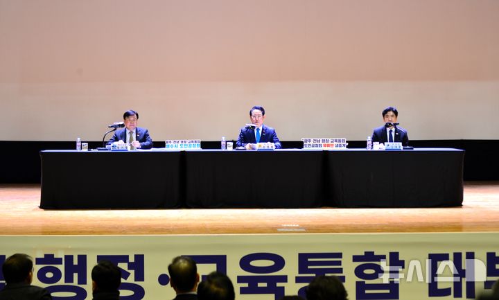 [여수=뉴시스] 김석훈 기자 = 27일 오후 전남 여수시민회관에서 열린 전남·광주 행정 통합 여수시 공청회에 참석한 정기명 여수시장(오른쪽), 김영록 전남도지사, 김대중 전남도교육감이 여수시민들과 질의 응답 하고 있다. 2026.01.27. kim@newsis.com