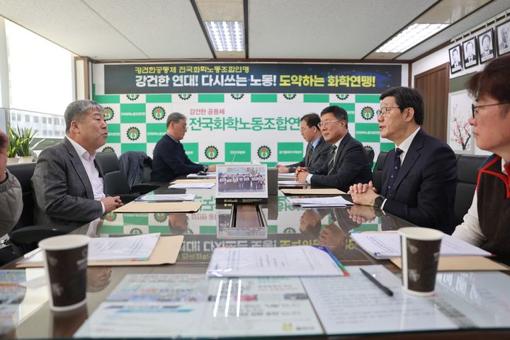 [서울=뉴시스] 산업 발전을 위한 약가제도 개편 비상대책위원회는 27일 서울 여의도 한국노총을 방문, 김동명 한국노총 위원장과 면담을 갖고 약가 제도 개편안 관련 국내 제약바이오산업계의 우려를 전했다. (사진=비대위 제공) 2026.1.27. photo@newsis.com *재판매 및 DB 금지