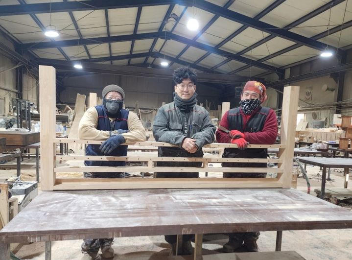 [안동=뉴시스] 취약계층에 전달할 가구를 만들고 있는 우드팸 김규형 대표(가운데)와 직원들. (사진=대한적십자사 경북지사 제공) 2026.01.27. photo@newsis.com *재판매 및 DB 금지