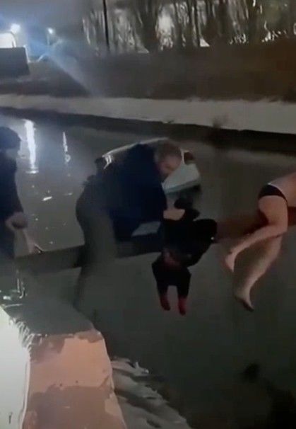 [뉴시스] 러시아 다게스탄 공화국에서 빙판길에 미끄러진 택시가 도심 운하로 추락했으나, 시민들의 도움으로 탑승자 전원이 구조됐다. (사진=온라인 커뮤니티) *재판매 및 DB금지 *재판매 및 DB 금지