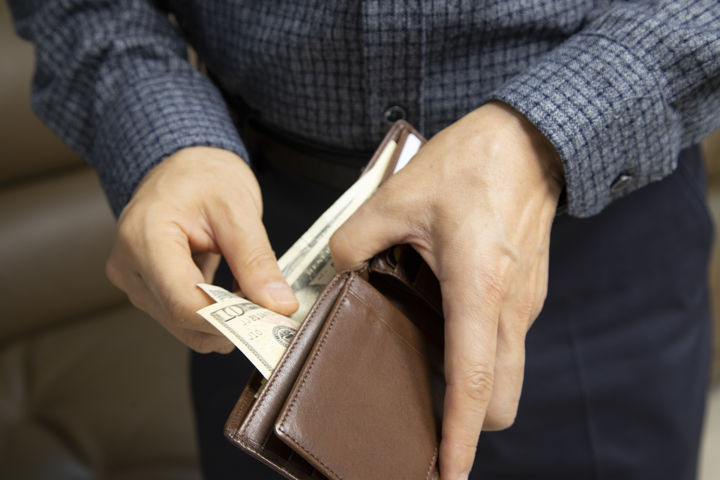 재활용 쓰레기와 함께 버려졌던 현금 500파운드(약 98만원)가 담긴 핸드백이 수거팀의 수색 끝에 주인에게 되돌아왔다.2026.01.27. (사진=유토이미지) *재판매 및 DB 금지