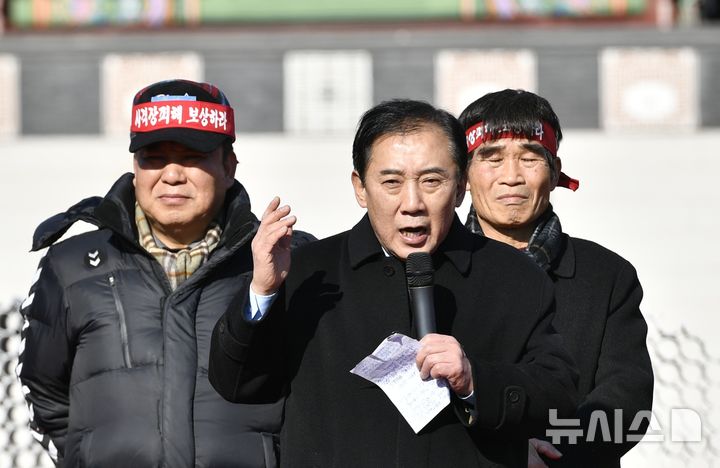 [포천=뉴시스] 더불어민주당 박윤국 포천·가평 지역위원장이 지난 2019년 1월 서울 광화문 광장에서 열린 '포천시 전철 7호선 예비타당성조사 면제 촉구 1만명 결의대회'에서 발언하고 있다. (사진=뉴시스 DB). photo@newsis.com 