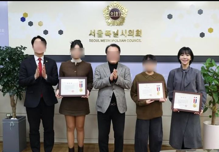 [서울=뉴시스] 번역가 이윤진이 두 자녀와 함께 서울시의회 표창을 받았다고 밝혔다. (사진=인스타그램 캡처) 2026.01.27. photo@newsis.com&nbsp; *재판매 및 DB 금지