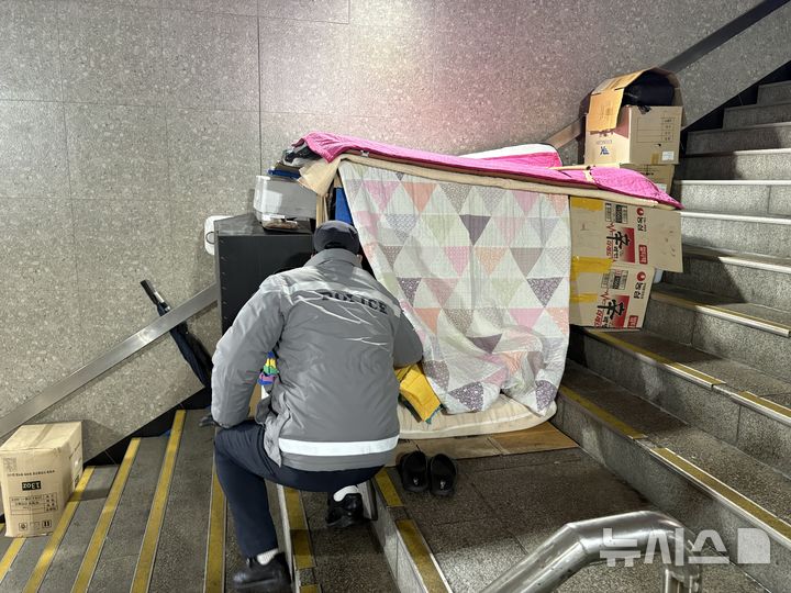 '민원 해결부터 신발 배달까지'…노숙인 전담 경찰관의 빡빡한 하루[현장]