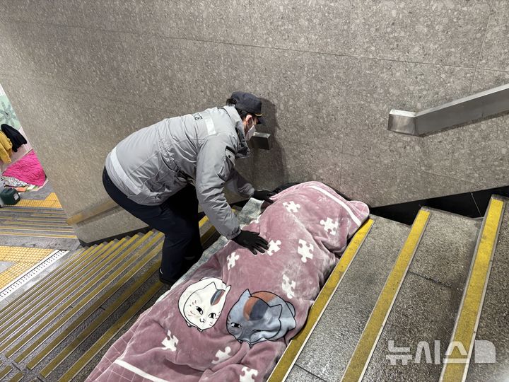 [서울=뉴시스]신유림 기자=전국에서 유일하게 노숙인 전담 경찰관을 맡고 있는 서울 남대문경찰서 서울역파출소 소속 박아론 경위가 27일 오전 서울역 지하보도에 잠들어있는 노숙인의 건강 상태를 확인하고 있다. 2025.01.27. spicy@newsis.com