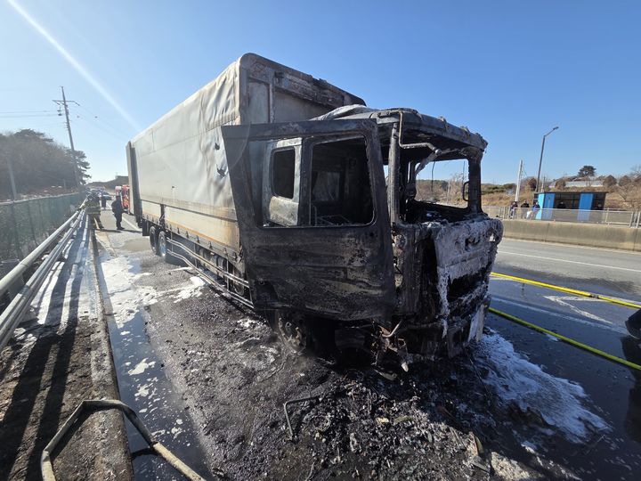 [논산=뉴시스] 27일 오후 1시19분께 충남 논산시 노성면 공주 방향 23번 국도를 달리던 8.5t 화물차에서 불이 나 엔진 부위가 모두 탔다. (사진=논산소방서 제공) 2026.01.27. photo@newsis.com *재판매 및 DB 금지