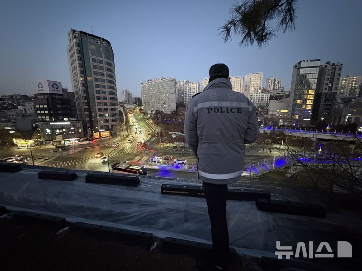 [서울=뉴시스]신유림 기자=전국에서 유일하게 노숙인 전담 경찰관을 맡고 있는 서울 남대문경찰서 서울역파출소 소속 박아론 경위가 27일 오전 서울역 서울로 난관을 점검하고 있다. 2025.01.27. spicy@newsis.com