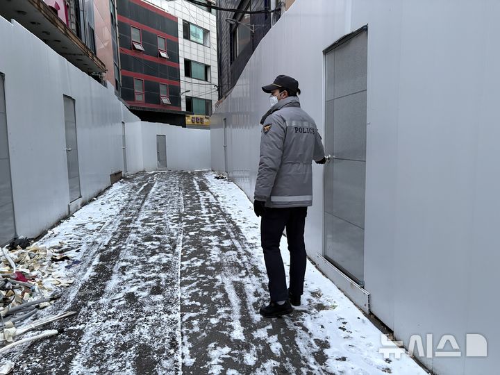 [서울=뉴시스]신유림 기자=전국에서 유일하게 노숙인 전담 경찰관을 맡고 있는 서울 남대문경찰서 서울역파출소 소속 박아론 경위가 27일 오전 서울역 일대 재개발 구역을 순찰하고 있다. 2025.01.27. spicy@newsis.com
