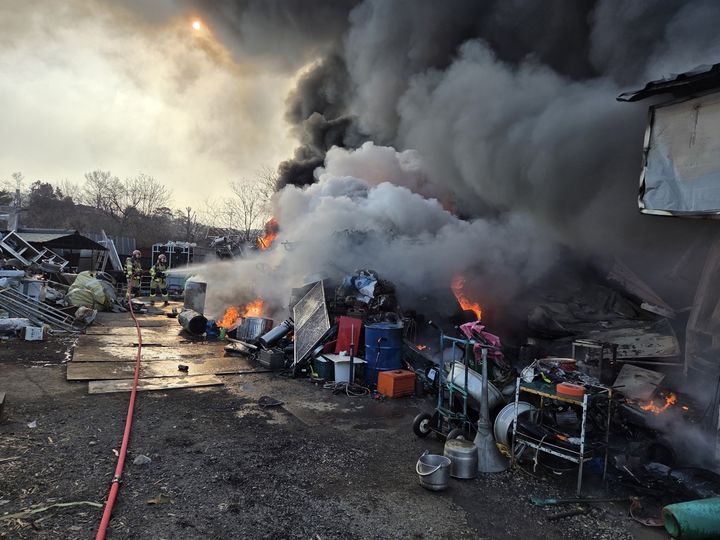 [논산=뉴시스] 27일 오전 9시41분께 충남 논산시 연산면 청동리의 한 고물상에서 불이 나 소방대원들이 진화에 나서고 있다. (사진=논산소방서 제공) 2026.01.27. photo@newsis.com *재판매 및 DB 금지