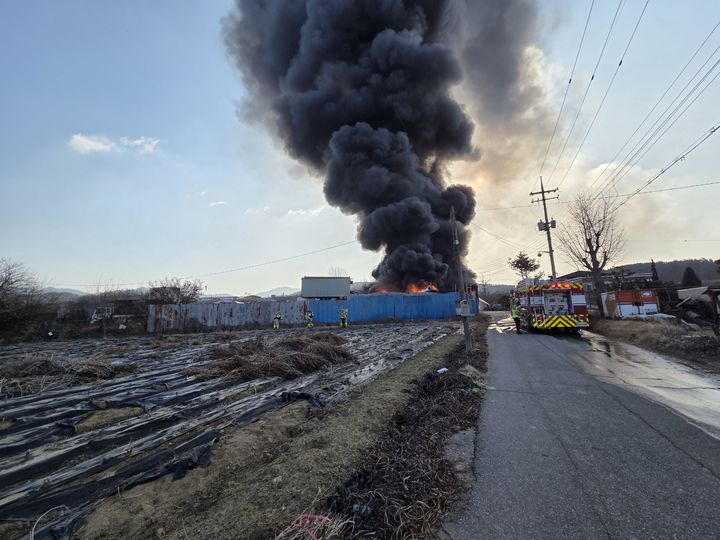 [논산=뉴시스] 27일 오전 9시41분께 충남 논산시 연산면 청동리의 한 고물상에서 불이 나 검은색 연기가 하늘로 치솟고 있다. (사진=논산소방서 제공) 2026.01.27. photo@newsis.com *재판매 및 DB 금지