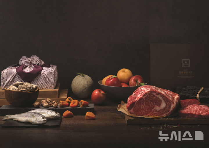 [서울=뉴시스] 신세계백화점은 프리미엄 명절 선물세트 5스타 선물세트로 300만원 상당의 명품 한우 더 시그니처 등을 출시했다고 28일 밝혔다. 사진은 신세계백화점 5스타 선물세트 관련 이미지. (사진=신세계백화점 제공) 2026.01.28. photo@newsis.com