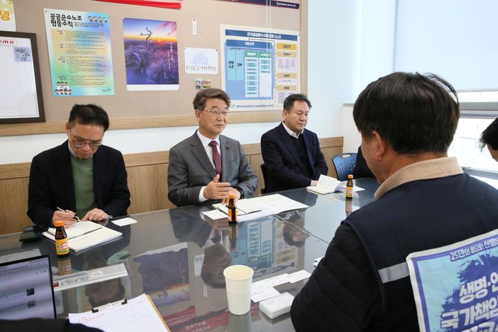 [서울=뉴시스] 김지형 경제사회노동위원회 위원장이 27일 민주노총 전국공공운수사회서비스노동조합을 방문했다. (사진=경사노위). *재판매 및 DB 금지